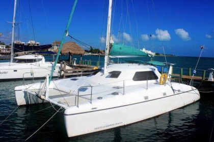 Despedida de soltera en cancun Renta de catamaranes de lujo en Cancun puerto cancun isla mujeres puerto morelos isla blanca punta nizuc charter yacht rental 